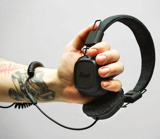 ouverture-marshallheadphones_major_pitchblack_hand3