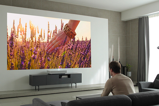 Le vidéoprojecteur à ultra courte focale LG HU85L crée une image de 90" à 5 cm du mur