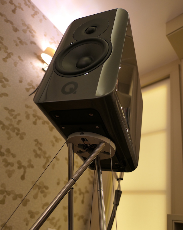 Q Acoustics Concept 300 detail tripode