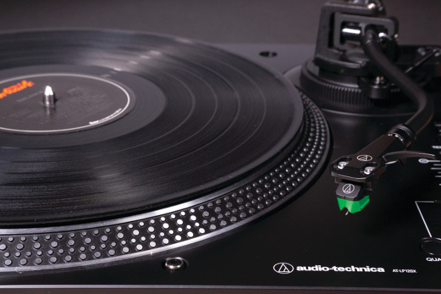 Audio-Technica LP120XUSB : seconde génération d'une platine vinyle  iconique, pour ne pas se laisser détrôner ?