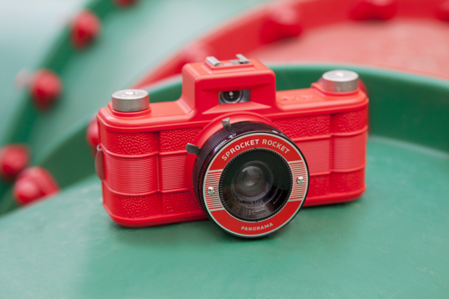 Lomography Sprocket Rocket Red 20 appareil photo pellicule rouge 02