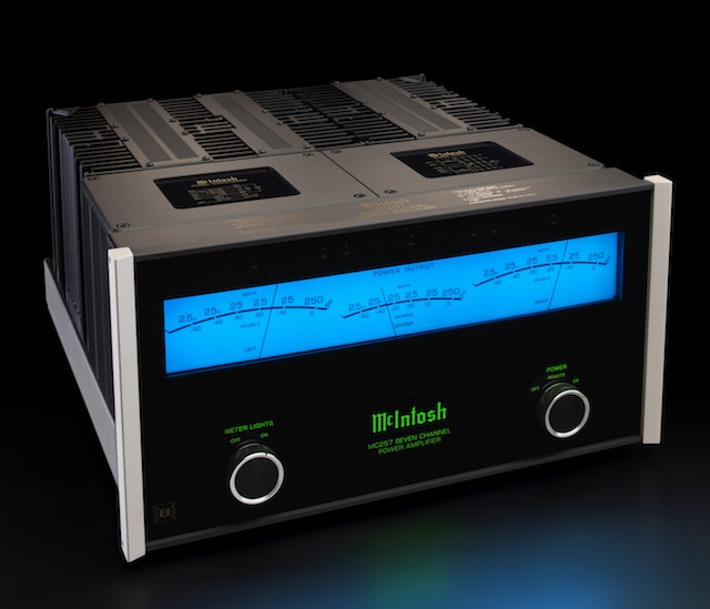 Nouvelle présentation des vu-mètres bleus pour l'amplificateur 7 canaux McIntosh MC257