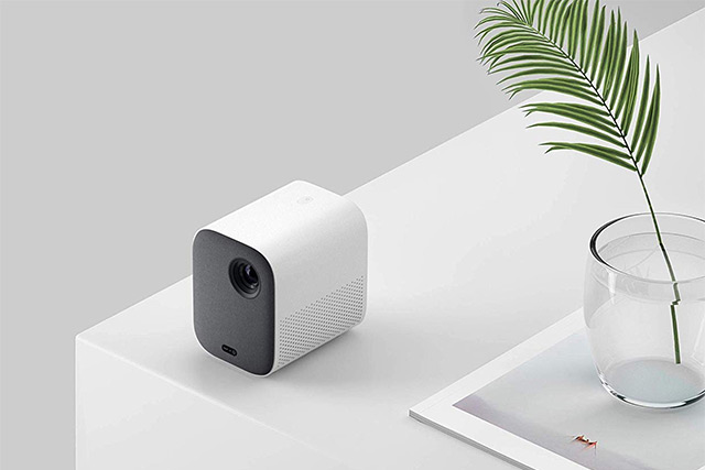 Xiaomi Mi Smart Compact Projector : un mini vidéoprojecteur prêt à l'emploi grâce à Android TV intégré