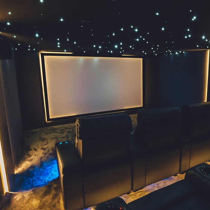 L'installation A/V de la semaine : huit fauteuils motorisés pour cette salle home cinema 7.1 au confort feutré
