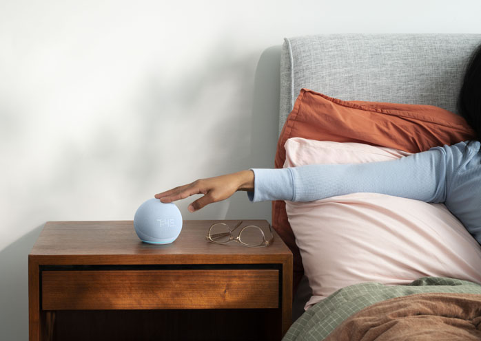 Amazon Echo Dot avec horloge lifestyle tactile